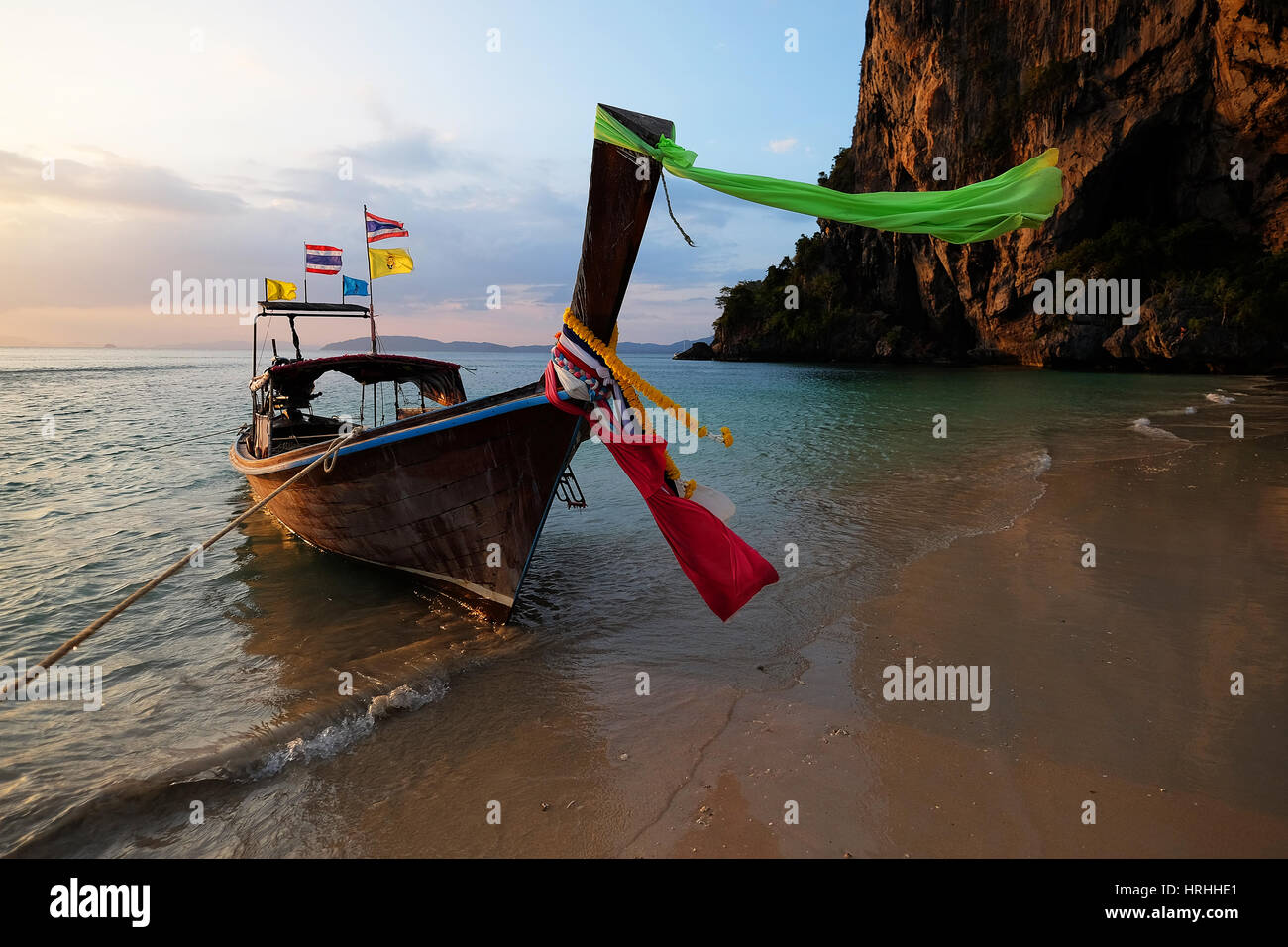 Boot-Thai in der schönen Wunder Strand & kristallklares Wasser in Krabi, Thaiand. Stockfoto