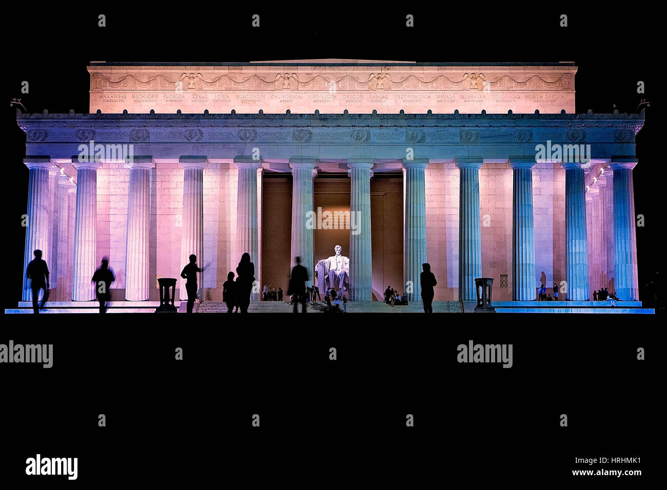 Touristen genießen das Lincoln Memorial an der National Mall in Washington, D.C. an einem Juni-Abend im Sommer 2014. Stockfoto