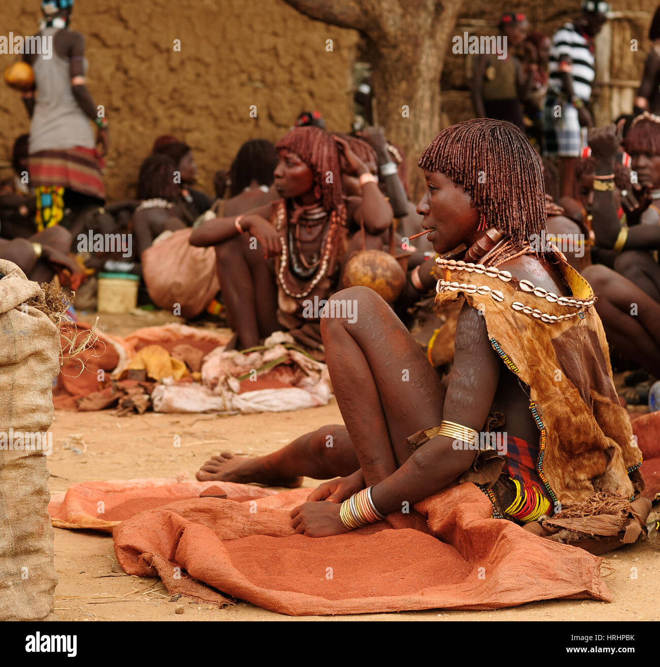 TURMI, OMO-Tal, Äthiopien - Juli 29: Porträt der Frau von Hamer Menschen auf den lokalen Markt in Turmi, Omo-Tal in 29. Juli 2013 Stockfoto