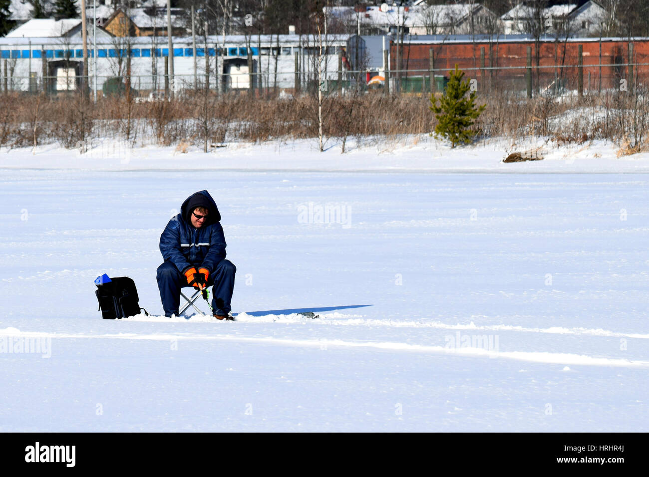 Eisfischen. Mann angeln auf dem Eis in Turku, Finnland. Stockfoto