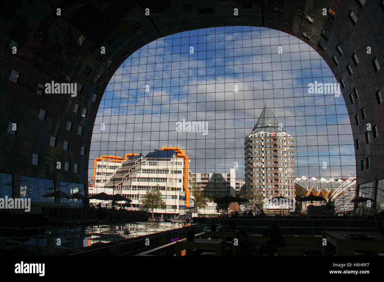 Innenansicht der Markthal in Rotterdam mit Bibliothek, Cube Häuser, Blaaktoren und Blaak Bahnhof im Hintergrund aus Stockfoto
