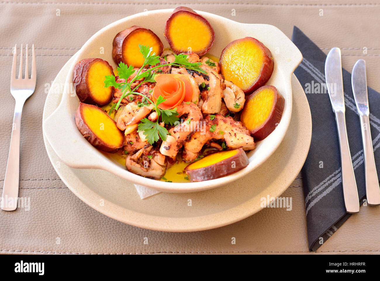 Oktopus zum mittagessen -Fotos und -Bildmaterial in hoher Auflösung – Alamy