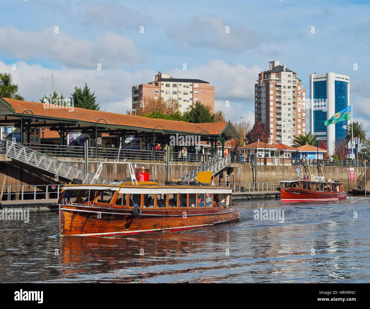 Vintage Mahagoni Motorboot durch die fluvialen Station auf der Tigre Fluss Kanal, Tigre, Provinz Buenos Aires, Argentinien Stockfoto