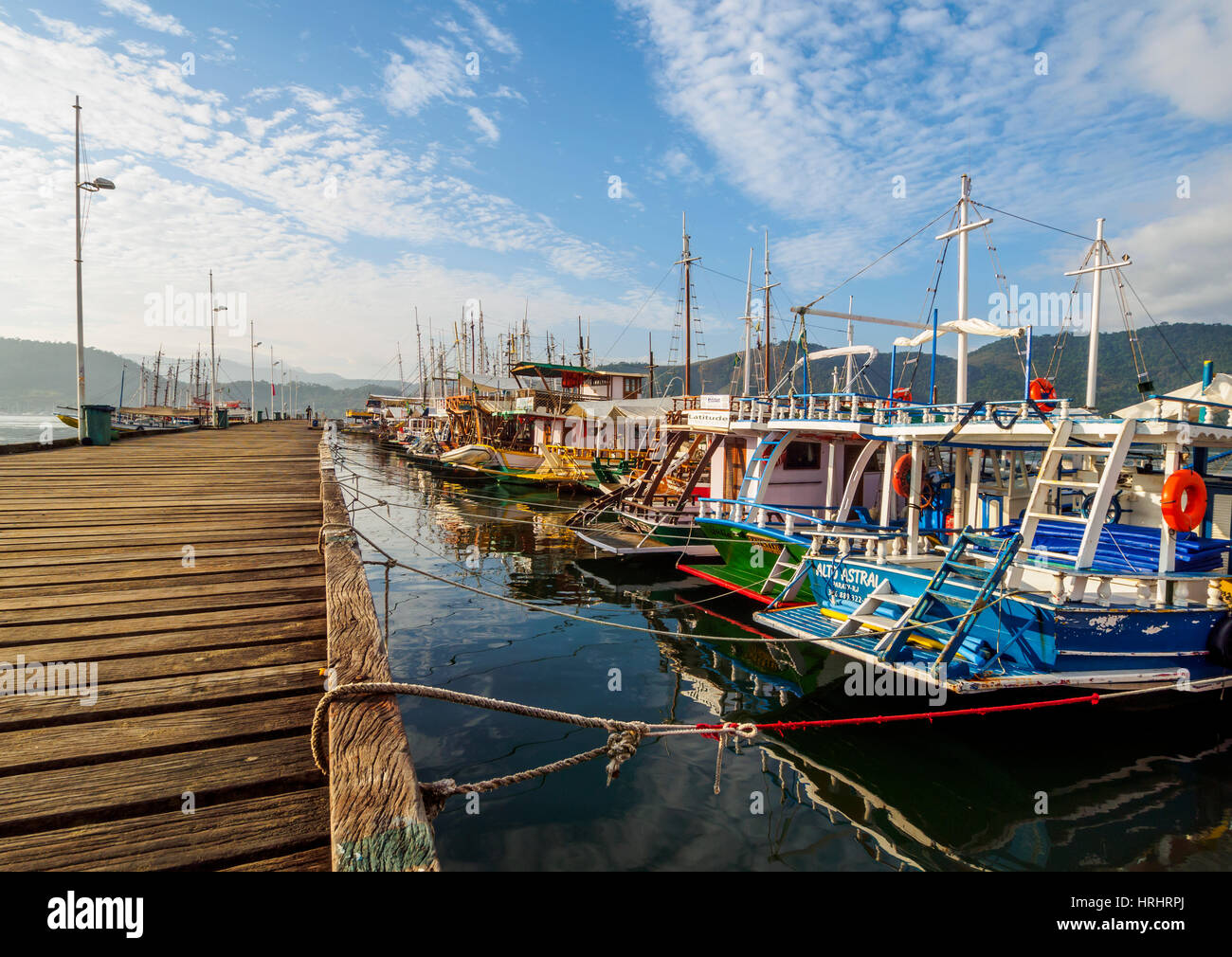 Blick auf die bunten Boote in Paraty, Bundesstaat Rio De Janeiro, Brasilien Stockfoto