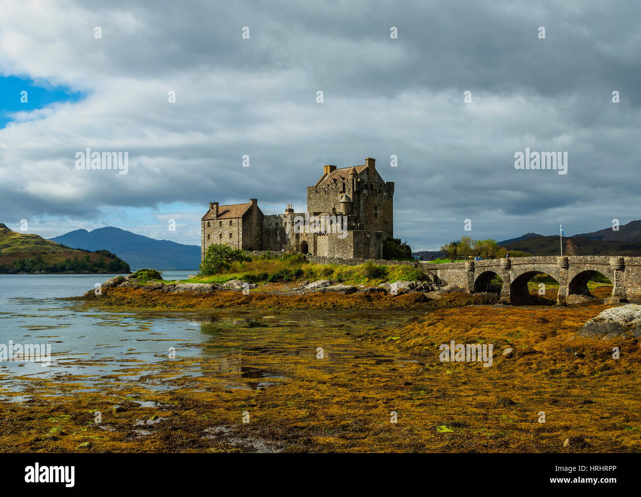Blick auf Eilean Donan Castle, Dornie, Highlands, Schottland, Vereinigtes Königreich Stockfoto