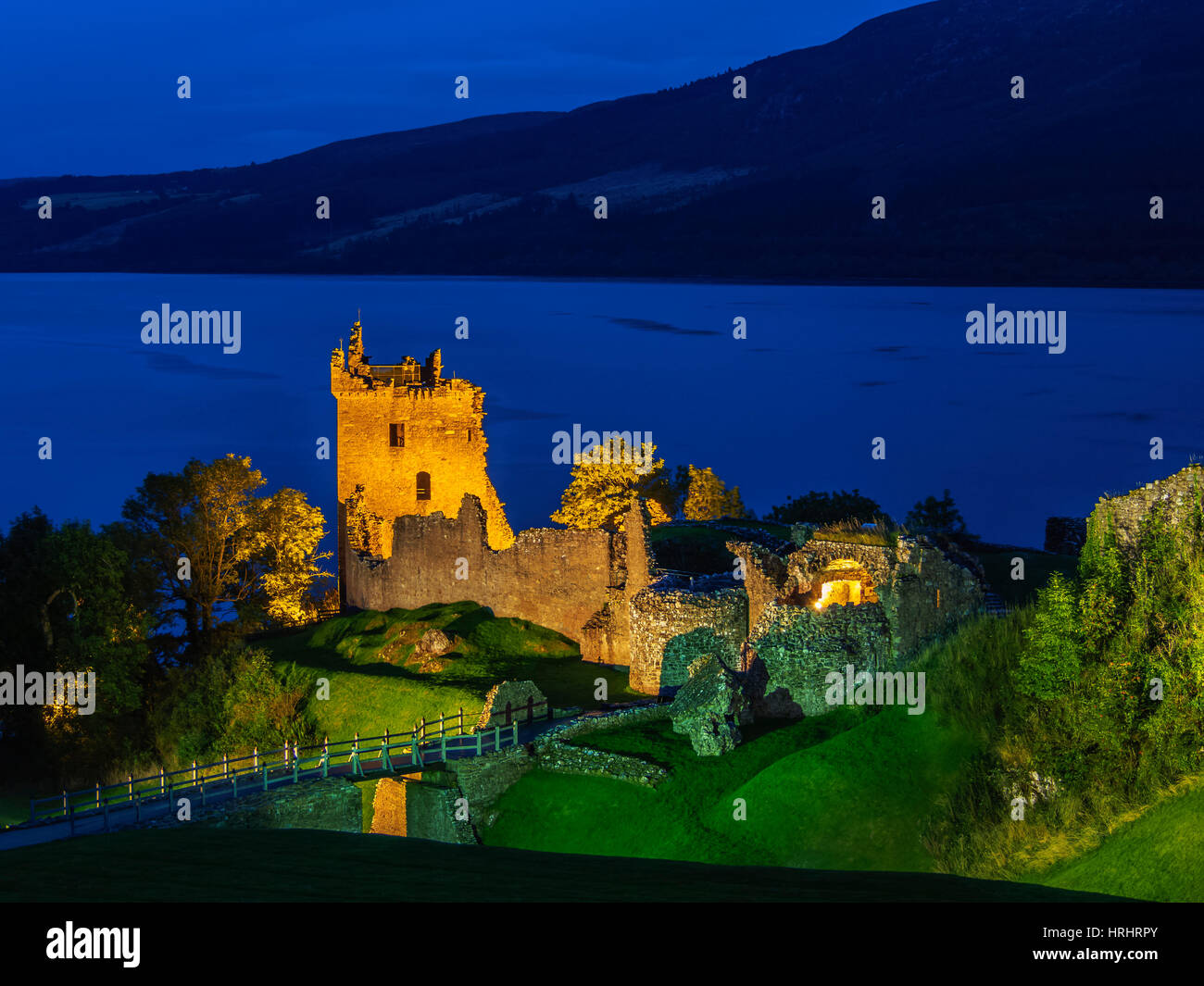 Twilight-Blick auf Urquhart Castle und Loch Ness, Highlands, Schottland, Vereinigtes Königreich Stockfoto