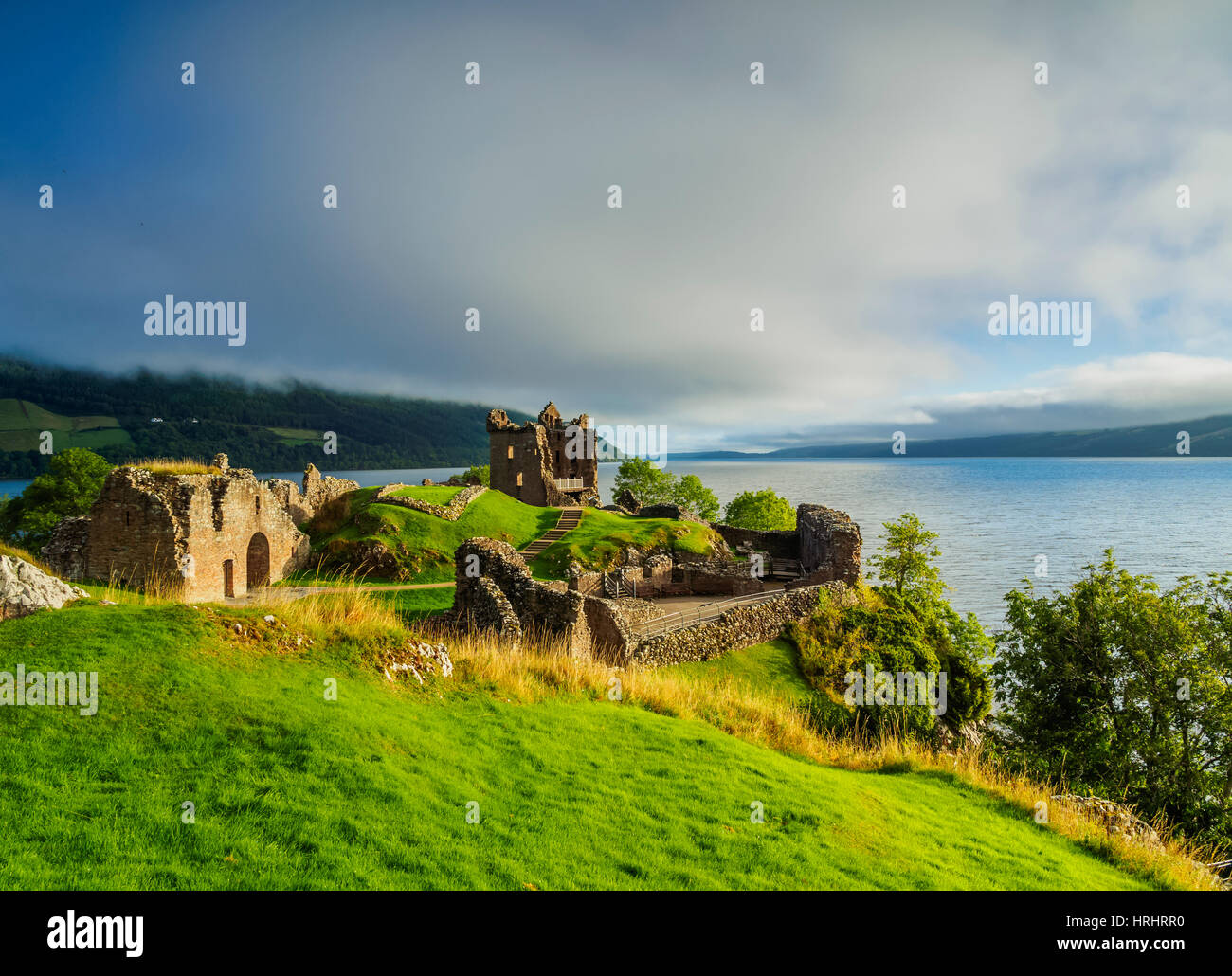 Urquhart Castle und Loch Ness, Highlands, Schottland, Vereinigtes Königreich Stockfoto