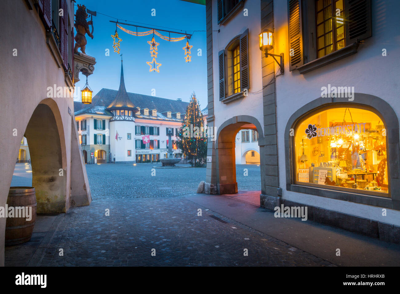 Weihnachtsbaum in Rathausplatz, Thun, Jungfrau Region, Berner Oberland, Schweizer Alpen, Schweiz Stockfoto