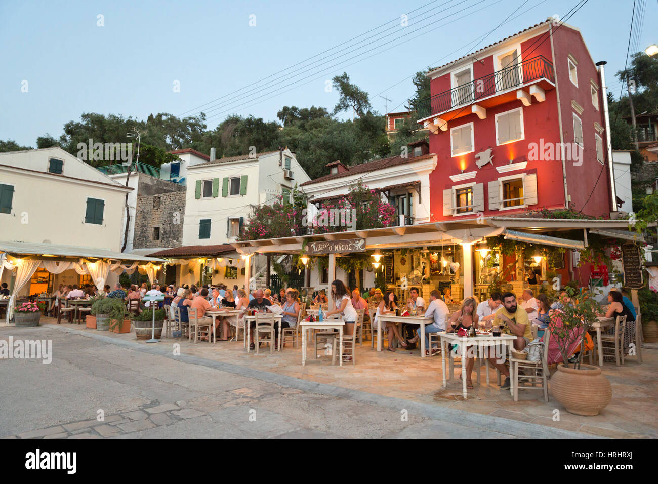 Hafenrestaurants in den Abend, Loggos Paxos, Ionische Inseln, griechische Inseln, Griechenland Stockfoto