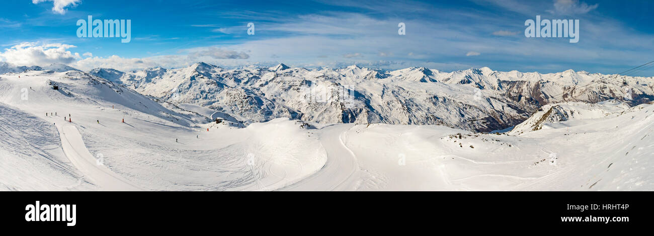 Skipiste Skipiste im Winter Alpine Resort mit den europäischen Alpen im Hintergrund Stockfoto