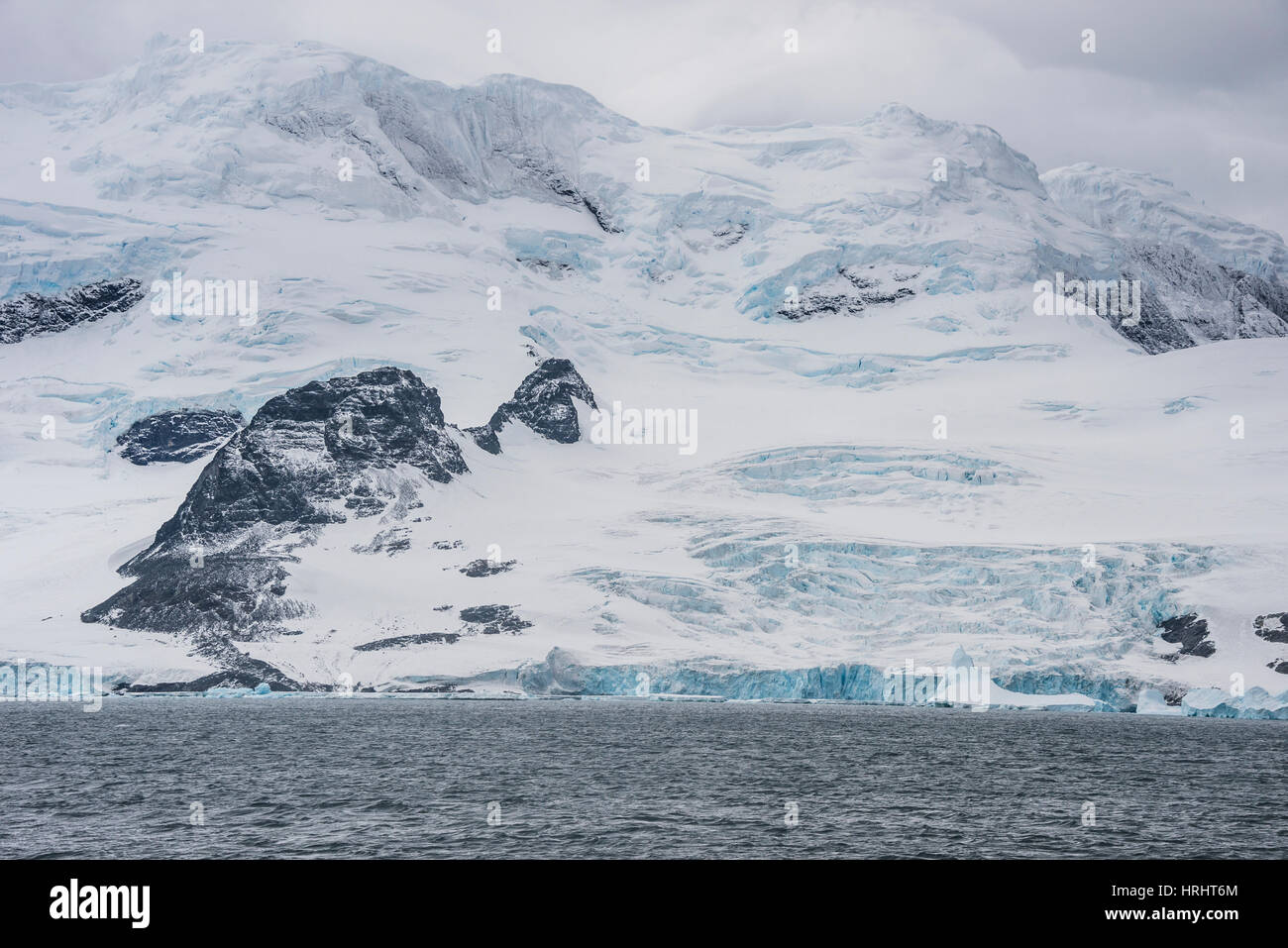 Gletscher hängen an den Felsen des Coronation Island, Süd-Orkney-Inseln, Antarktis, Polarregionen Stockfoto