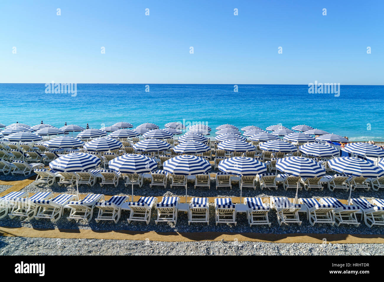 Blaue und weiße Strand Sonnenschirme, Nizza, Alpes-Maritimes, Cote d