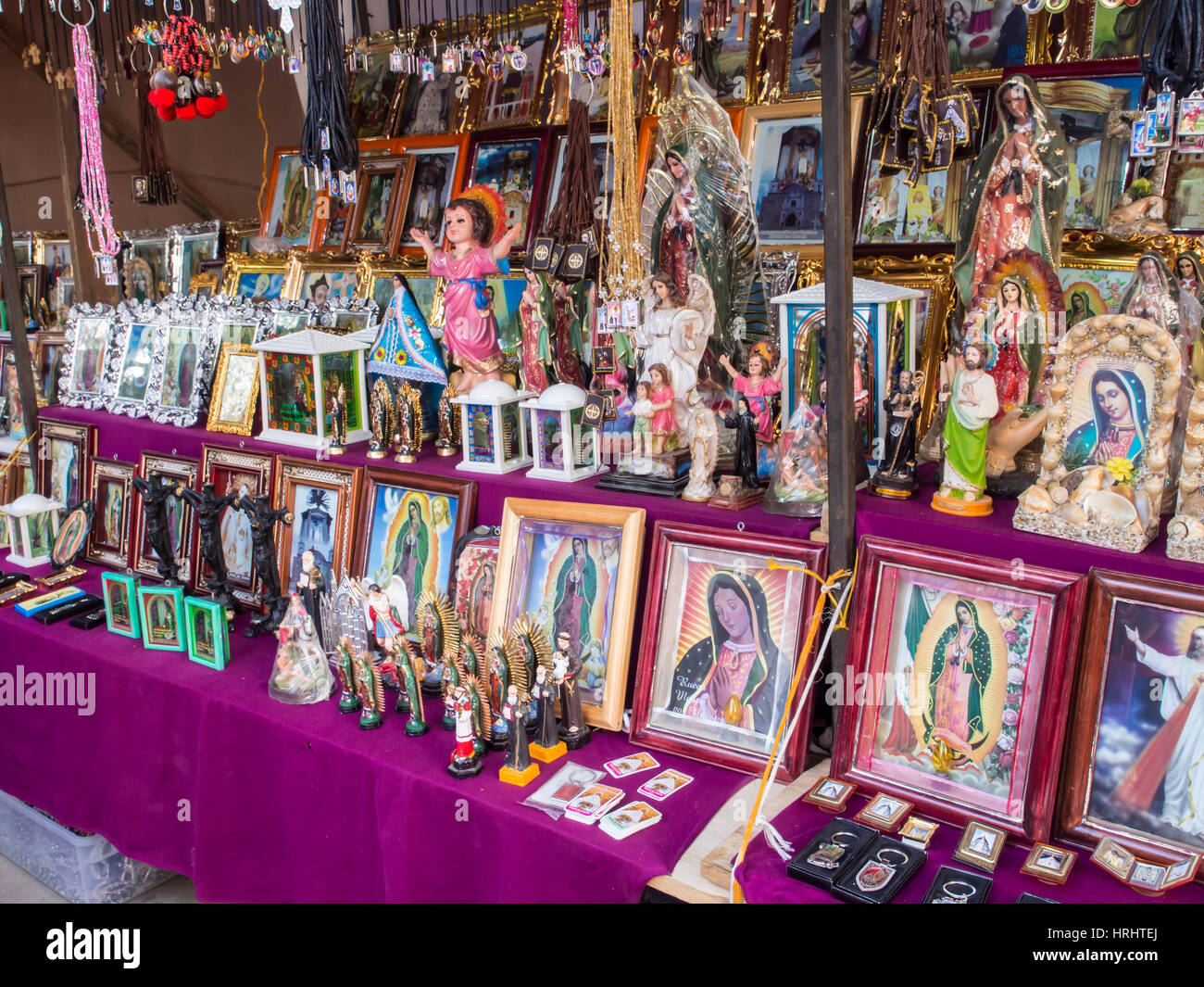 Stall, Verkauf von Heiligen Bildern fest der Jungfrau von Guadalupe, Patron von Mexiko, Oaxaca, Mexiko, Nordamerika Stockfoto