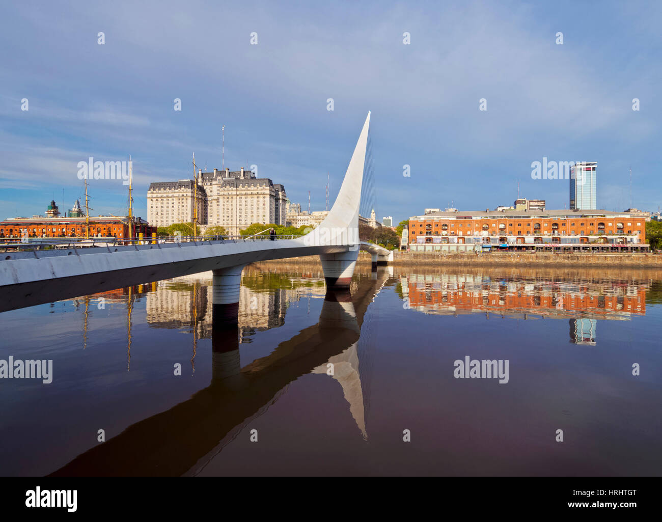 Ansicht der Puente De La Mujer in Puerto Madero, Stadt Buenos Aires, Provinz Buenos Aires, Argentinien Stockfoto