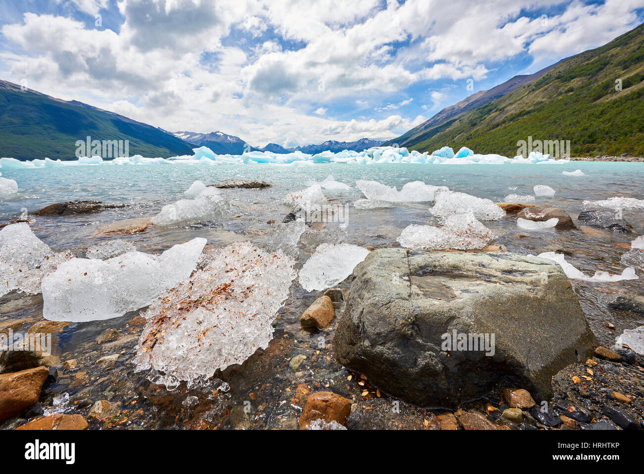 Eisblöcke schwimmen und waschen an Land, Nationalpark Los Glaciares, UNESCO, Patagonien, Argentinien. Stockfoto