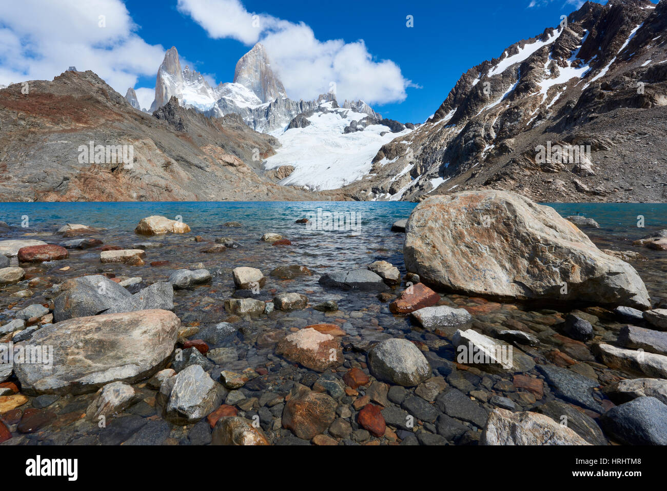 Steinen, die durch das Wasser des Lago de Los Tres mit Monte Fitz Roy in Patagonien, Argentinien Hintergrund gesehen Stockfoto