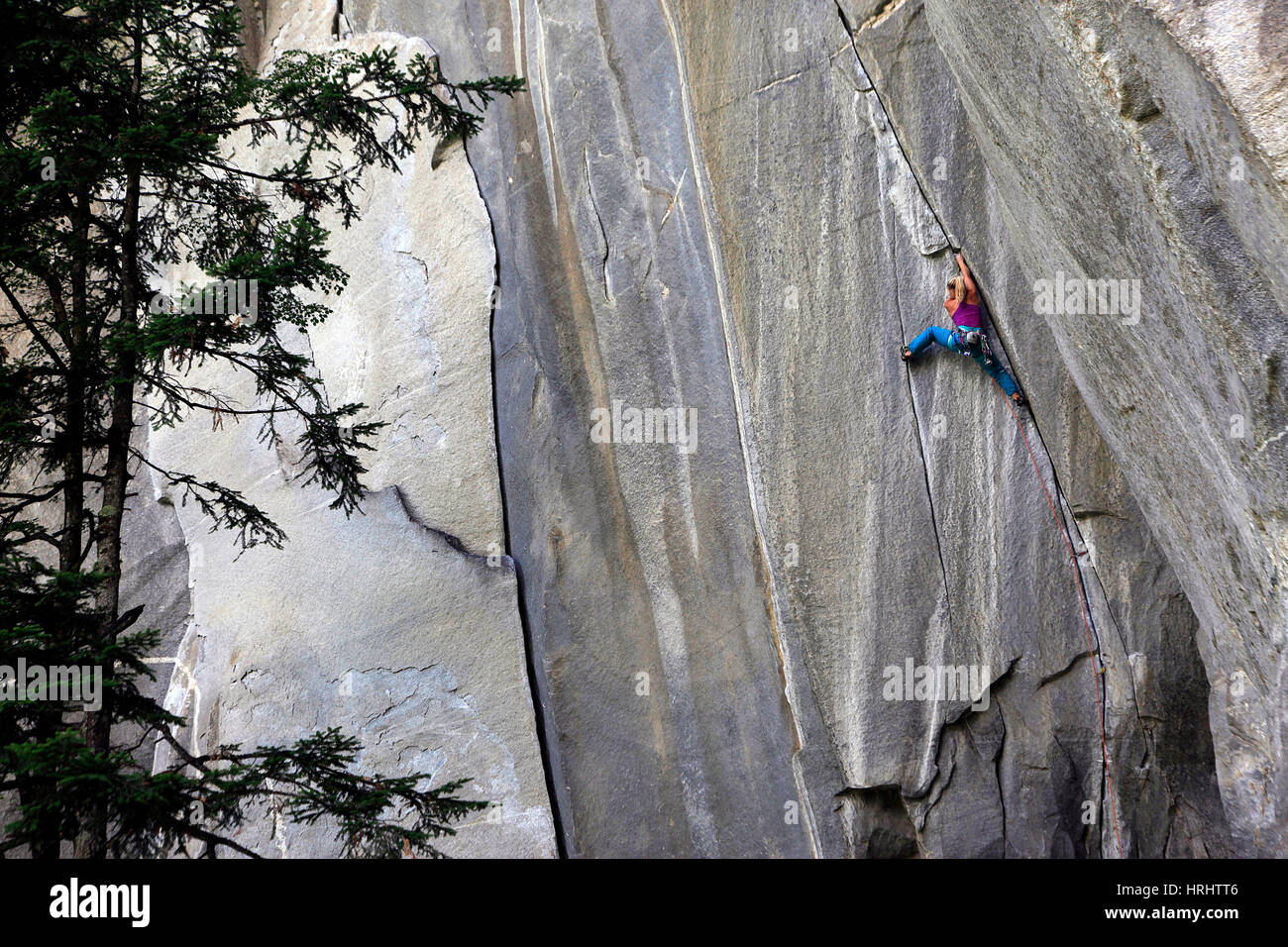 Ein Bergsteiger aufsteigend einen schwierigen Riss Klettern, Cadarese Valley, Nord-Italien Stockfoto