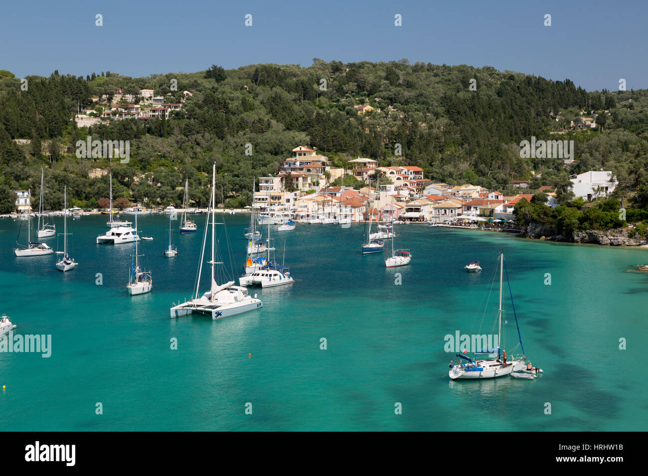 Yachten in der Bucht verankert Lakka, Paxos, Ionische Inseln, griechische Inseln, Griechenland Stockfoto