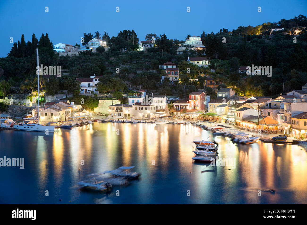 Blick über Hafen bei Nacht, Loggos Paxos, Ionische Inseln, griechische Inseln, Griechenland Stockfoto