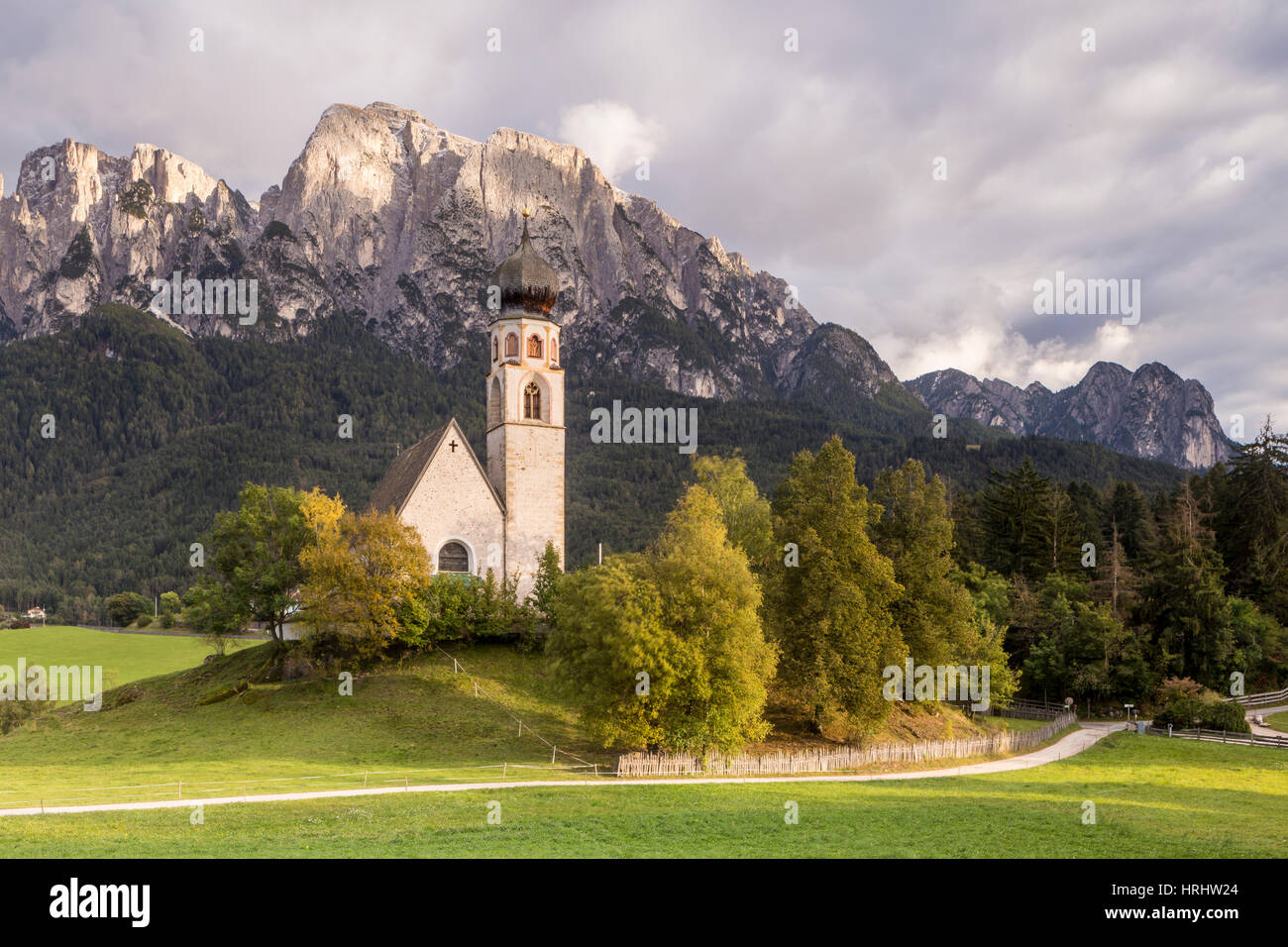 Die Kirche San Costantino in den Dolomiten, Italien Stockfoto