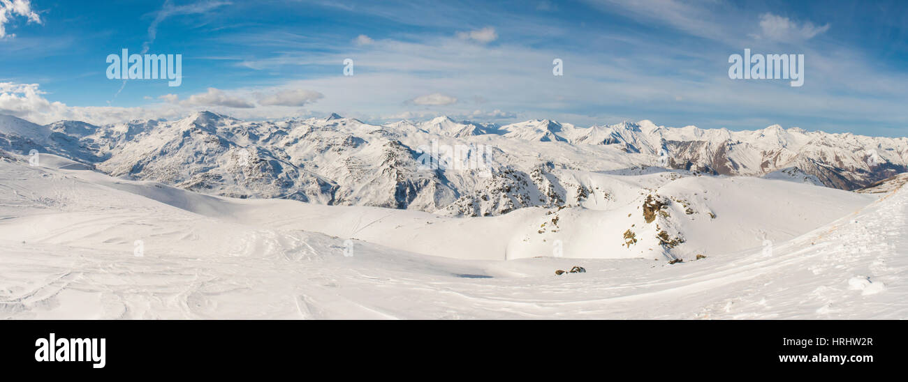 Skipiste Skipiste im Winter Alpine Resort mit den europäischen Alpen im Hintergrund Stockfoto