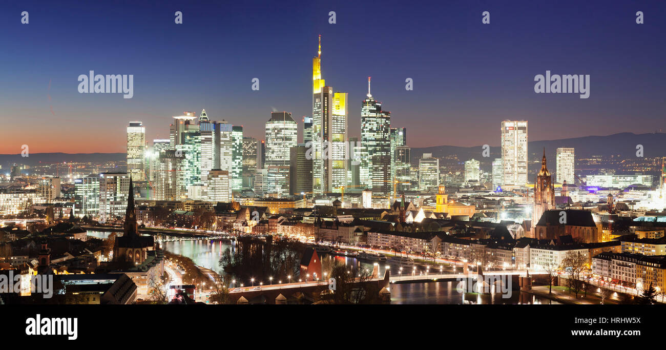 Blick über Main River zum Finanzviertel Skyline, Kaiserdom Dom, Paulskirche Kirche, Frankfurt, Hessen, Deutschland Stockfoto