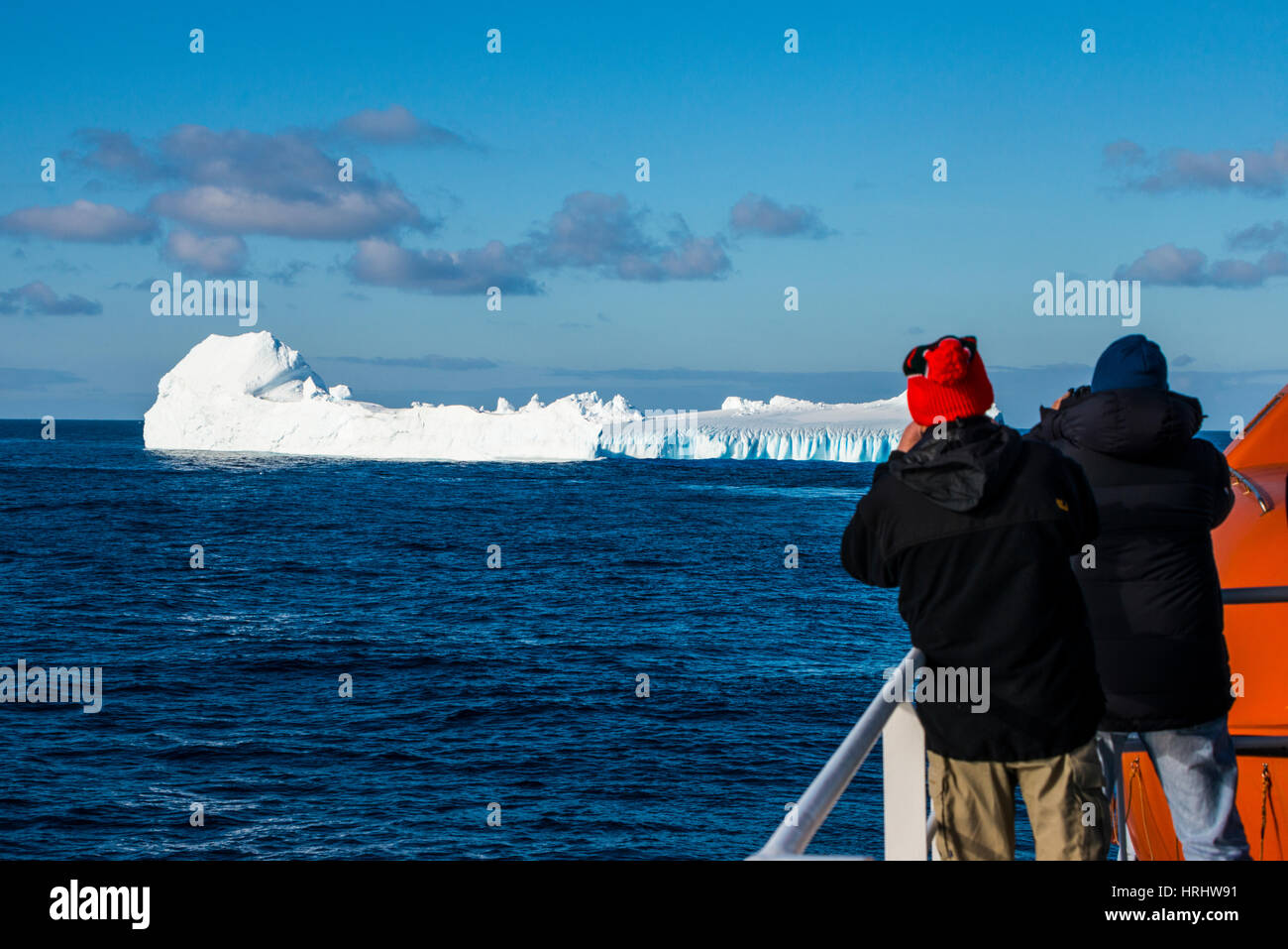 Touristen, die gerade in den polaren Regionen Süd-Orkney-Inseln, Antarktis, schwimmenden Eisberg Stockfoto