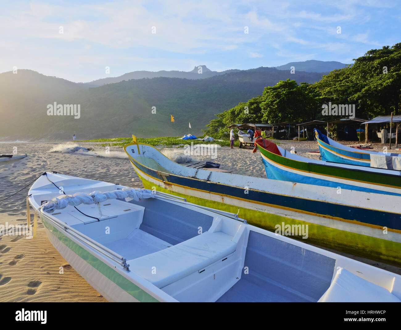 Traditionellen bunten Boote am Strand von Bonete, Ilhabela Island, Bundesstaat Sao Paulo, Brasilien Stockfoto
