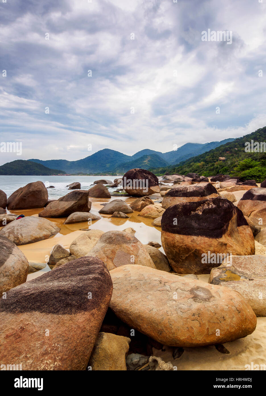 Felsen am Strand Cepilho, Trindade, Paraty Zone, Bundesstaat Rio De Janeiro, Brasilien Stockfoto