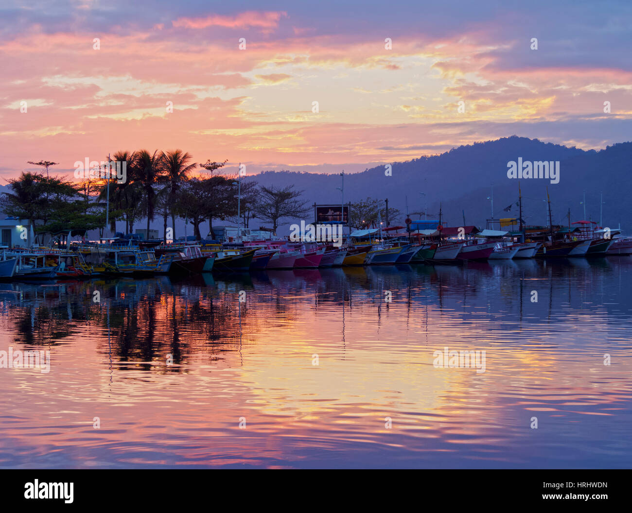 Sonnenaufgang über dem Hafen in Paraty, Bundesstaat Rio De Janeiro, Brasilien Stockfoto