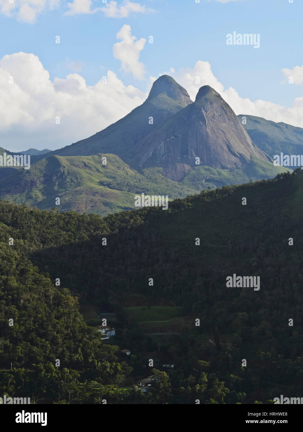 Blick auf die Berge rund um Petropolis, Bundesstaat Rio De Janeiro, Brasilien Stockfoto