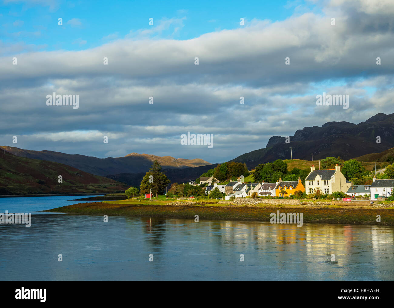 Landschaft von Loch lange und Dornie Dorf, Highlands, Schottland, Vereinigtes Königreich Stockfoto