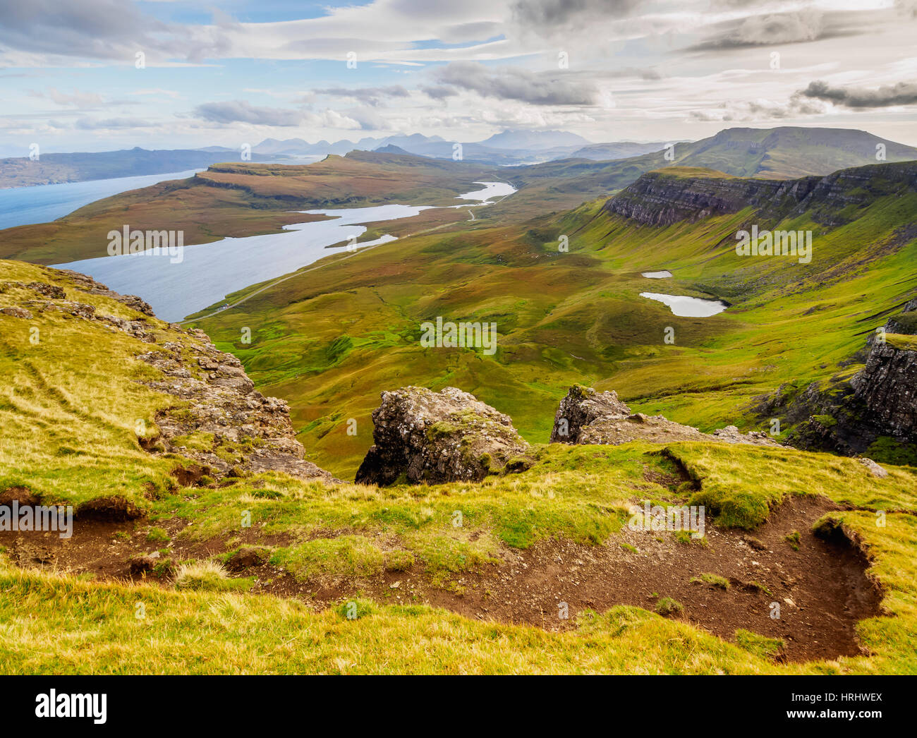 Blick vom Storr in Richtung Loch Leathan, Isle Of Skye, innere Hebriden, Schottland, Vereinigtes Königreich Stockfoto