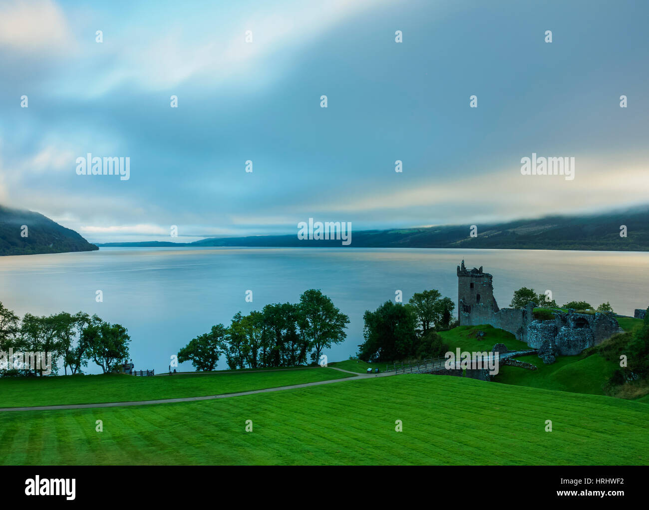 Urquhart Castle und Loch Ness, Highlands, Schottland, Vereinigtes Königreich Stockfoto