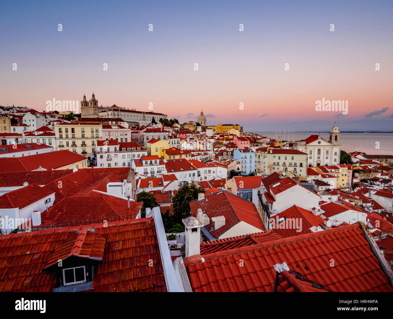 Miradouro Das Portas Do Sol, Blick über Alfama Nachbarschaft bei Sonnenuntergang, Lissabon, Portugal Stockfoto
