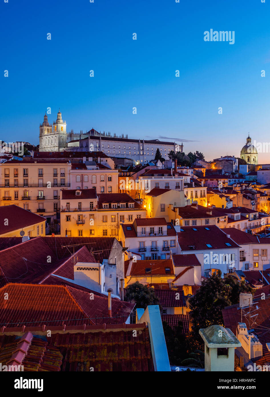 Miradouro Das Portas do Sol, Dämmerung Blick über Alfama Nachbarschaft zum Kloster São Vicente de Fora, Lissabon, Portugal Stockfoto