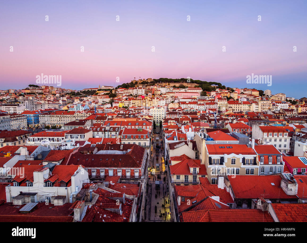 Miradouro de Santa Justa, Blick über Downtown und Santa Justa Straße in Richtung Burgberg bei Sonnenuntergang, Lissabon, Portugal Stockfoto