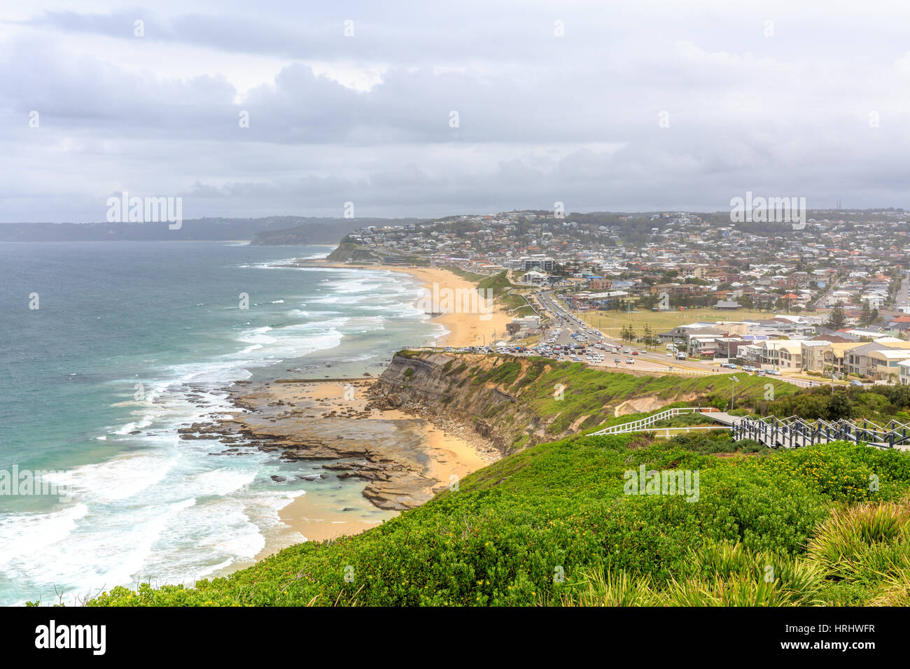 Blick nach Süden, entlang der Küste von Newcastle, wales 2. Stadt in new South Wales mit bar Beach und Merewether Beach, Australien Stockfoto