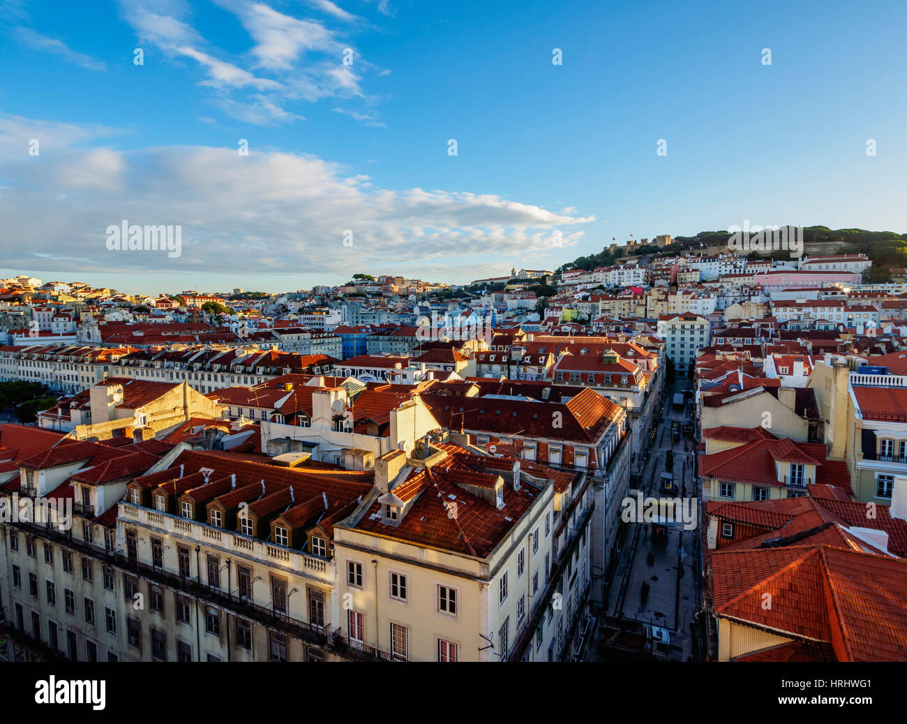 Miradouro de Santa Justa, Blick über Downtown und Santa Justa Straße in Richtung Burgberg, Lissabon, Portugal Stockfoto