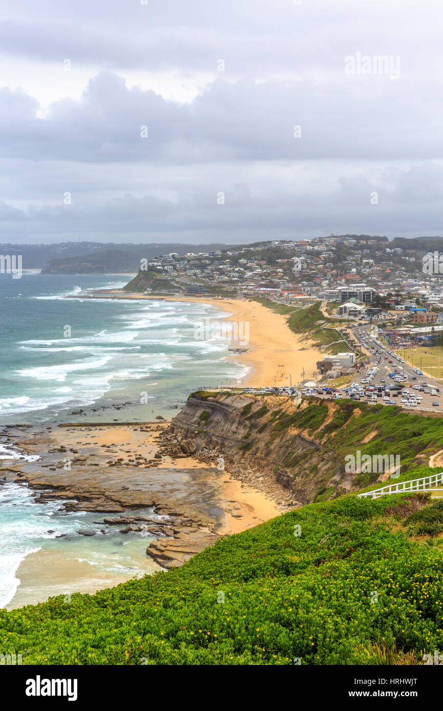 Blick nach Süden, entlang der Küste von Newcastle, wales 2. Stadt in new South Wales mit bar Beach und Merewether Beach, Australien Stockfoto