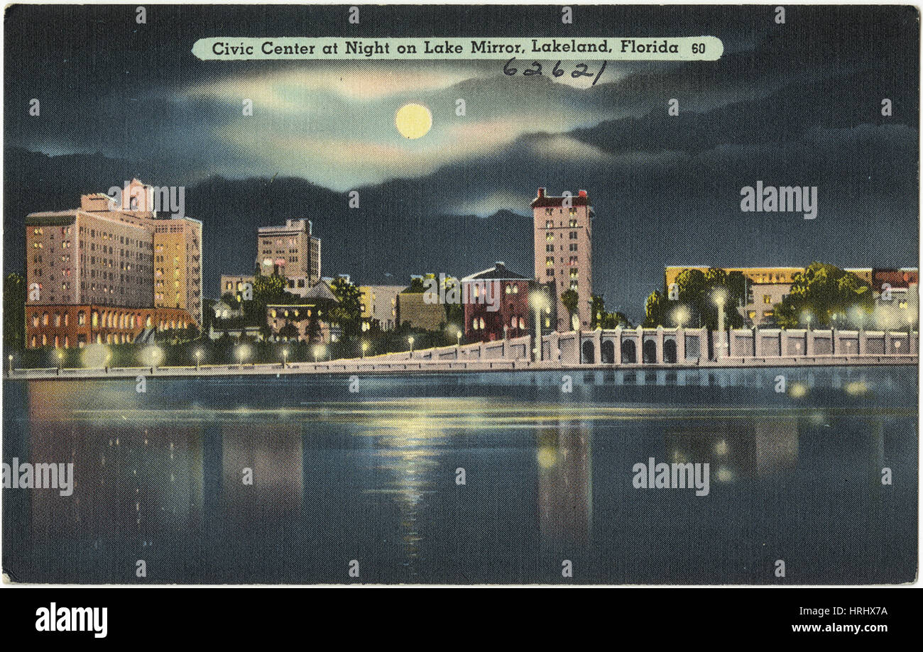 Civic Center bei Nacht auf See Spiegel, Lakeland, Florida Stockfoto