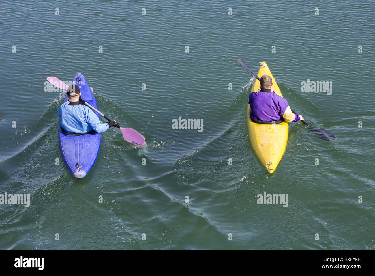 Zwei Ruderer mit Kanu neu in einem See Stockfoto