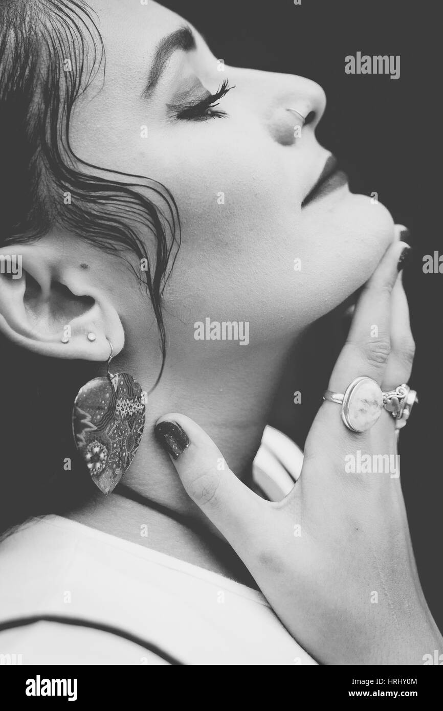 Schwarz-weiß-Porträt einer jungen Frau Stockfoto