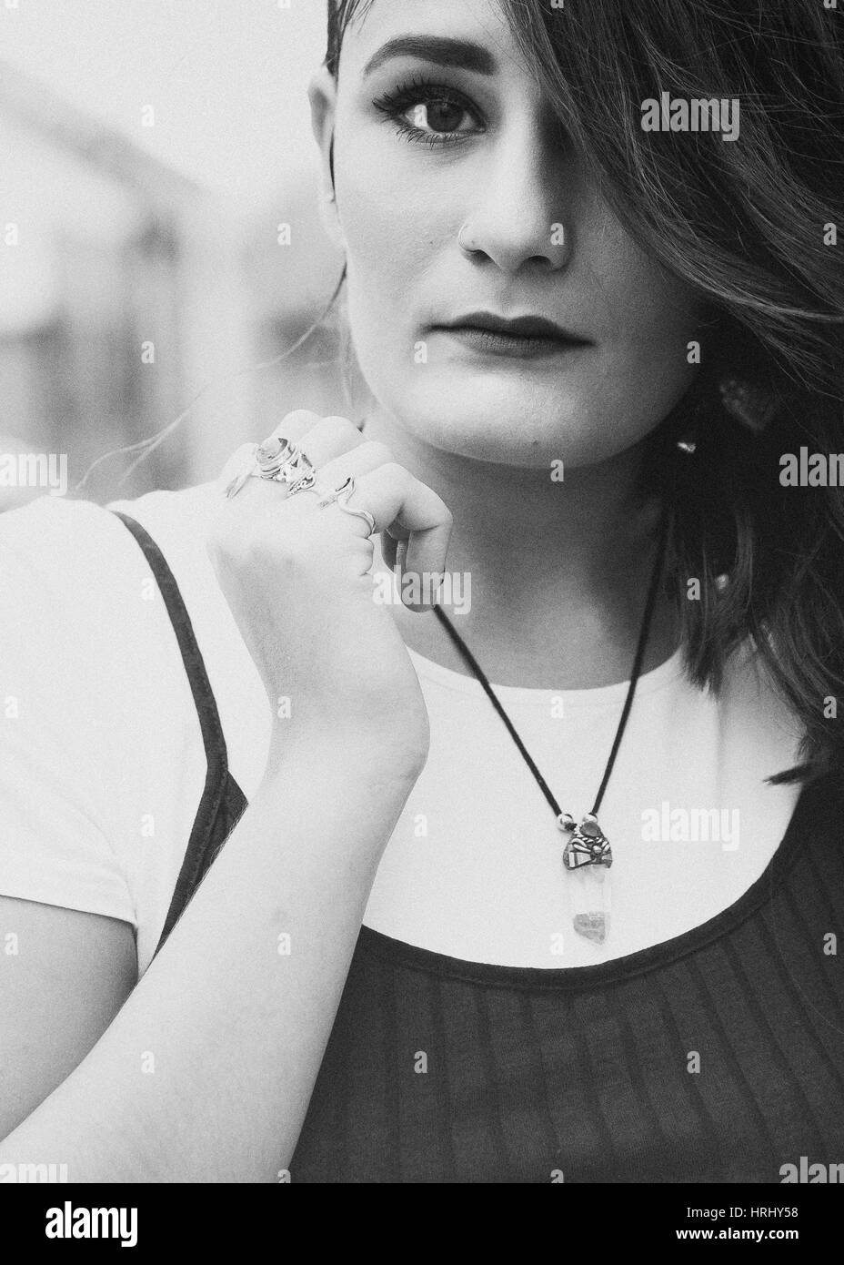 Schwarz-weiß-Porträt einer jungen Frau Stockfoto