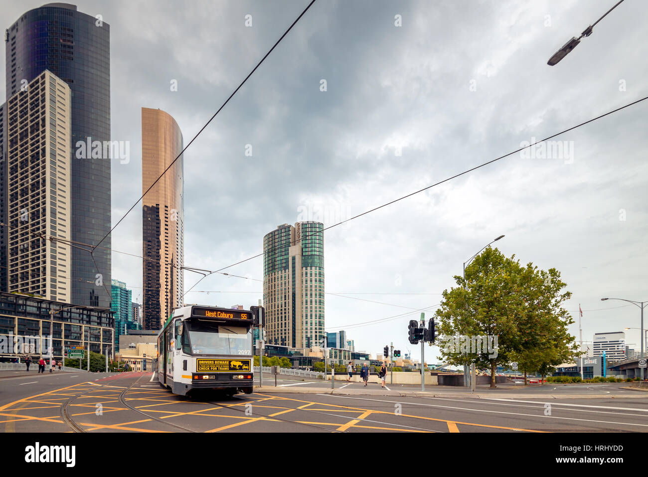Melbourne, Australien - 27. Dezember 2016: Melbourne City Tram, Route 55 in CBD-Bereich. Straßenbahn ist die häufigste Art des Verkehrs in den Staat. Stockfoto