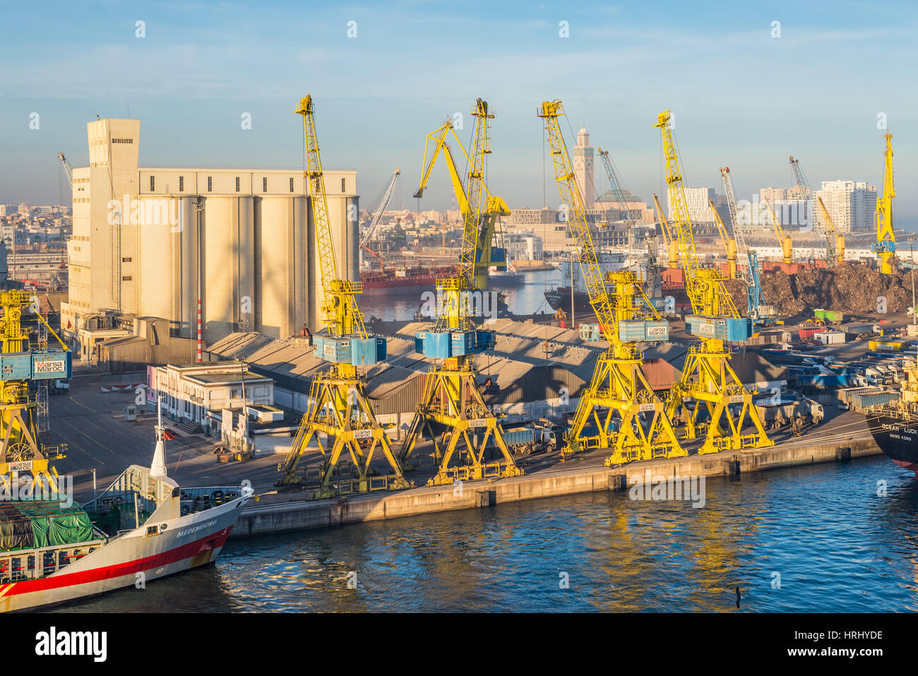 Casablanca, Marokko - 8. Dezember 2016: Blick auf den Hafen in Casablanca, Marokko in den frühen Morgenstunden. Die Szene mit Hafenkräne, Aufzüge, shi Stockfoto