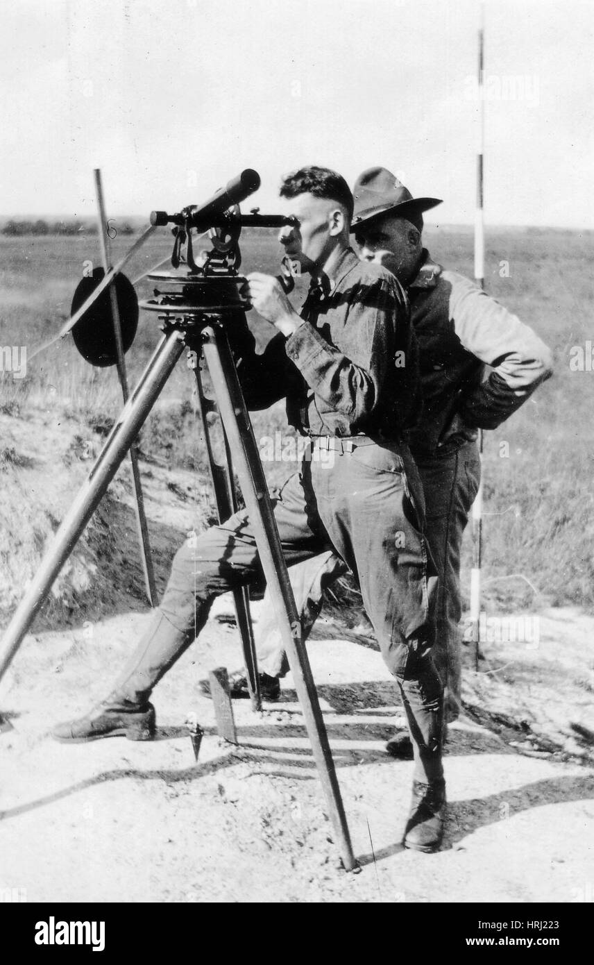 Signal Corps mit Theodolit, 1918 Stockfoto