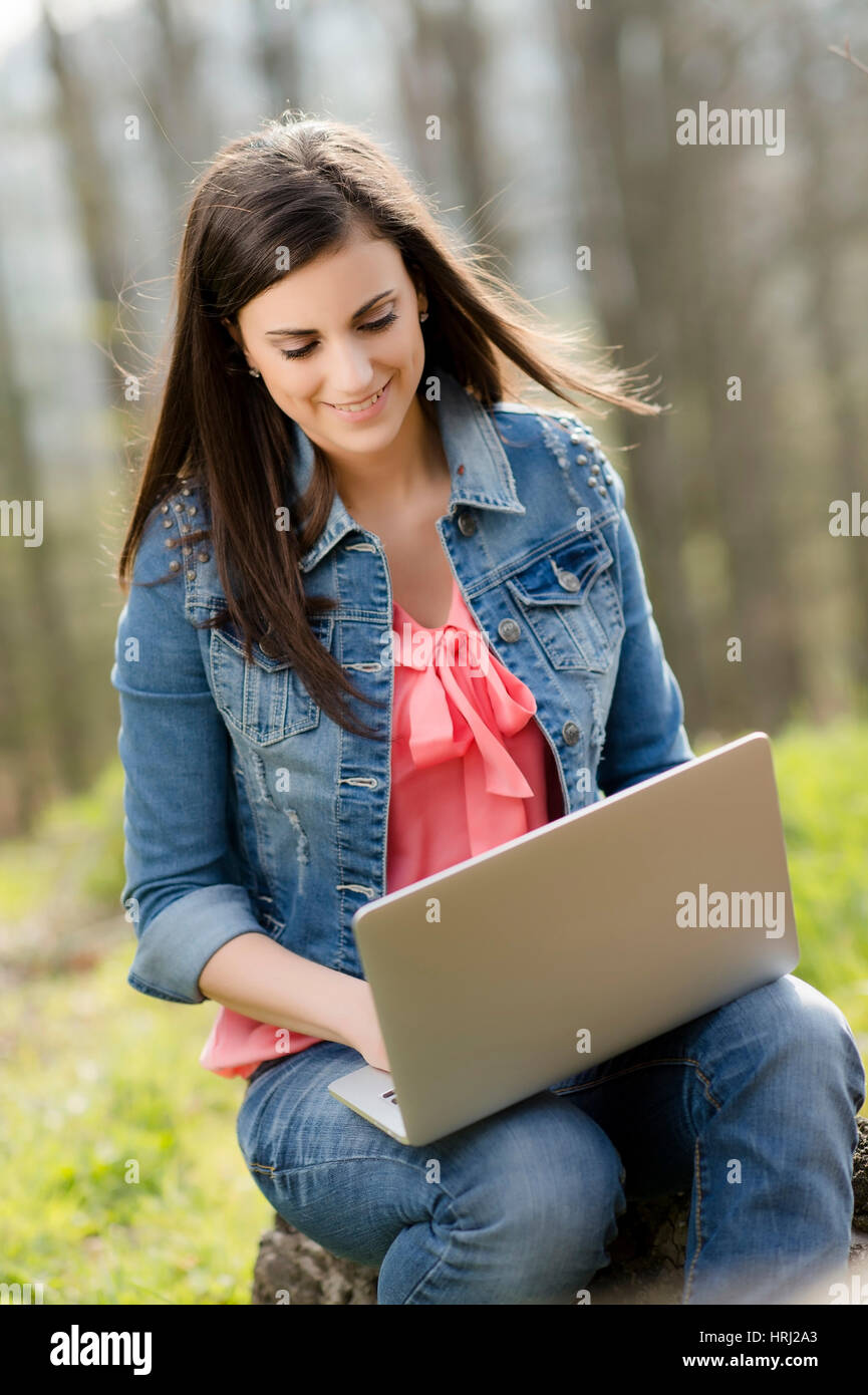Frau mit Outdoor-computer Stockfoto