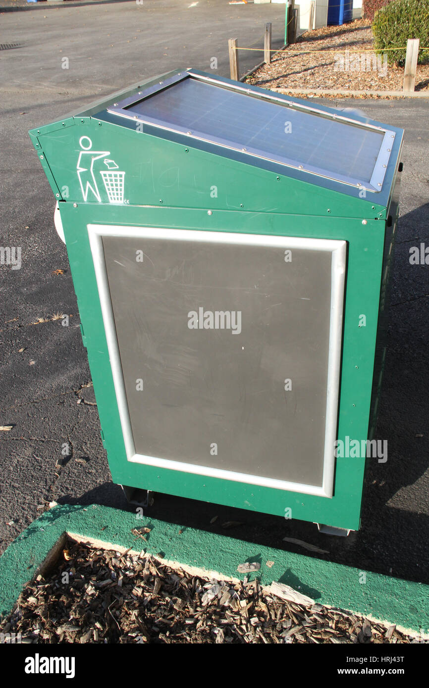 Solar angetriebene Müllpresse Stockfoto
