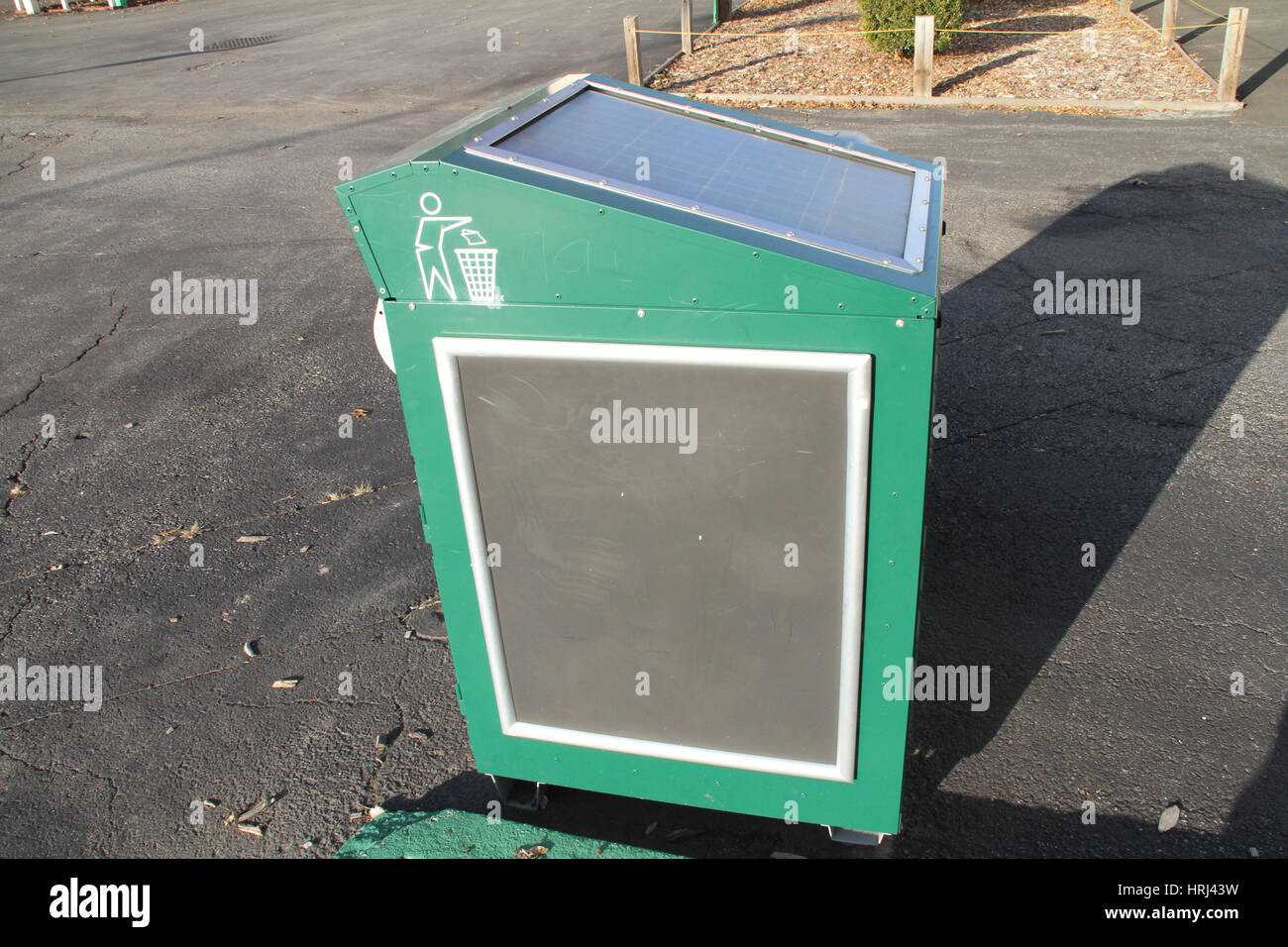 Solar angetriebene Müllpresse Stockfoto